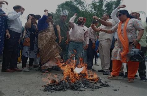 अग्निपथ योजना के विरोध में देहरादून में आम आदमी पार्टी कार्यकर्ताओं ने फूंका केंद्र सरकार का