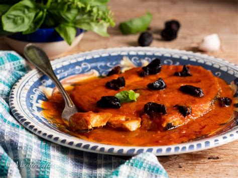 Pesce Spada Con Salsa Al Pomodoro E Olive Profumato Al Basilico