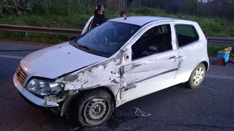 Incidente Sulla Messina Palermo Auto Si Ribalta All Alba Tra Rometta E