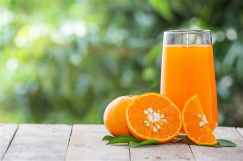 Zumo De Naranja En Una Jarra Con Naranjas Foto Gratis