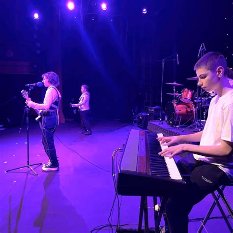 Professional musicians discuss audio engineer income and rising costs now 33