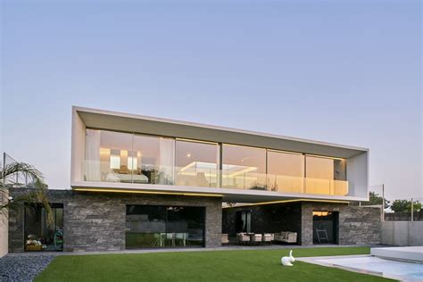 NATURAL STONE AND MODERN STYLE: TOP 3 EXTERIOR DESIGNS