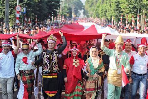 Bendera Merah Putih Raksasa Diarak Simbol Kebersamaan Dalam