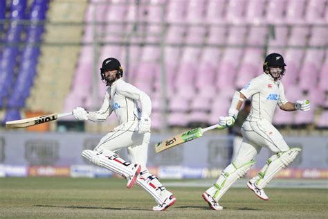 Tom Latham Plays The Sweep Shot ESPNcricinfo