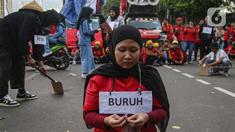 Aksi Teatrikal Warnai Unjuk Rasa Menolak Program Tapera Foto