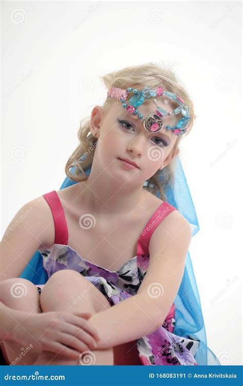 Jonge Blonde Prinses Met Een Mooie Oosterse Versiering Op Haar Hoofd Met Stenen Sprookje Stock