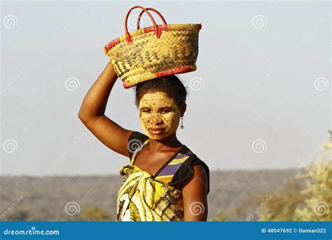 Portrait De Femme Malgache Avec Le Masque De Tradytional Sur Le Visage Photo Stock Image Du