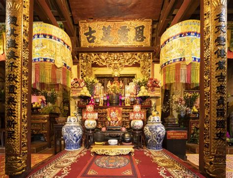 Den Nui Sua Buddhist Temple in Hanoi, Vietnam Editorial Photo - Image ...