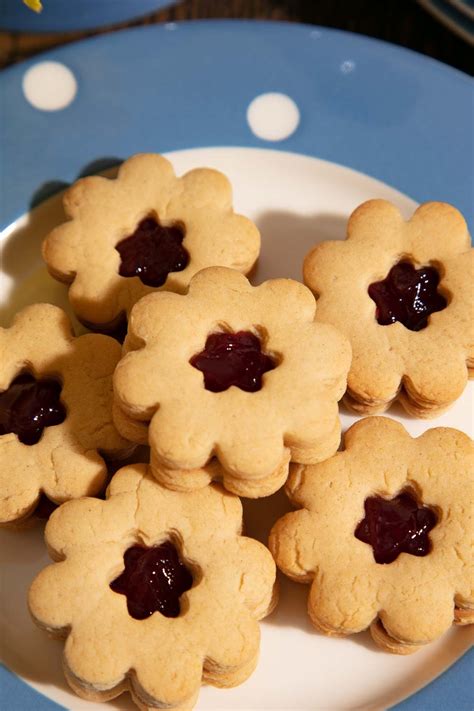 Easy Jammy Dodgers Recipe For Easy Homemade Biscuits Thinly Spread