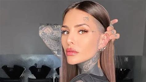 Cande Tinelli subió una foto en bikini desde la playa y deslumbró a sus