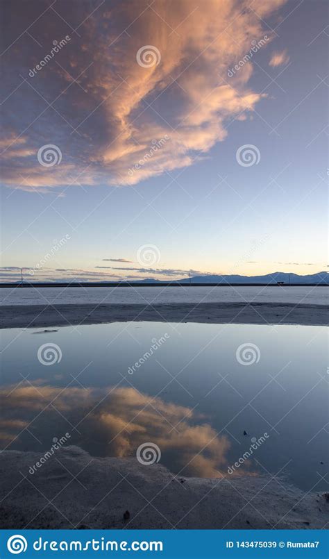 Puesta Del Sol Que Sorprende En Los Planos De La Sal De Bonneville