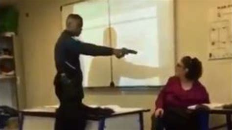 Un Menor Detenido Tras Apuntar Con Una Pistola A Su Profesora Para Que