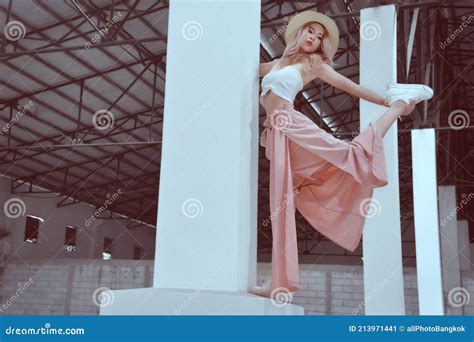 Mannequin Blonde Asiatique Dans Un Atelier D Usine Image Stock Image Du Beau Asiatique