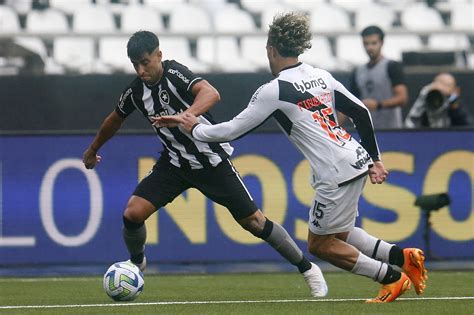 Botafogo atropela no clássico e segue cada vez mais líder isolado no