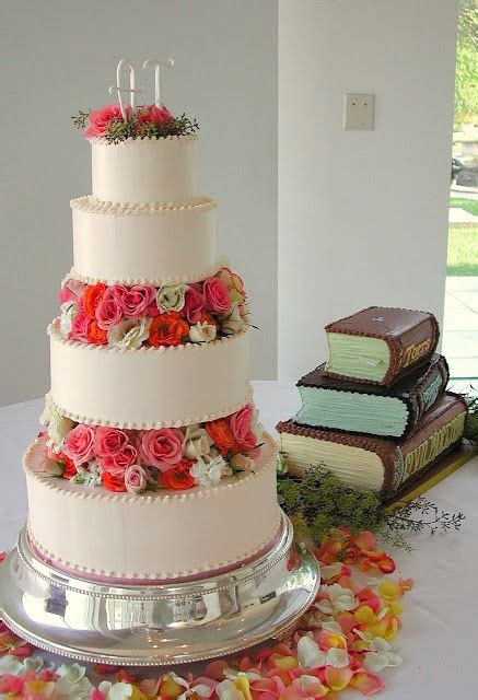 Magpies Bakery Knoxville Tn Buttercream Wedding Cake With Floral