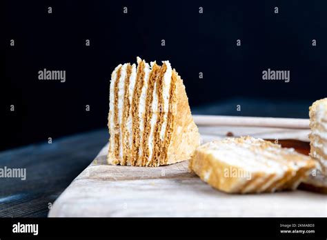 Pastel Hecho De Finas Tortas De Miel Y Una Fina Capa Cremosa Con Sabor