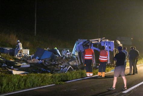 U stravičnom sudaru tegljača i automobila kod Karlovca jedna osoba je