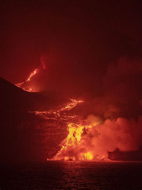 Lava Spilling Into Sea Makes For More Ground In Spain S La Palma