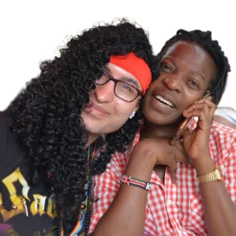 Latina Transen Bonnie mit dicken Titten pinkelt auf ihren Körper