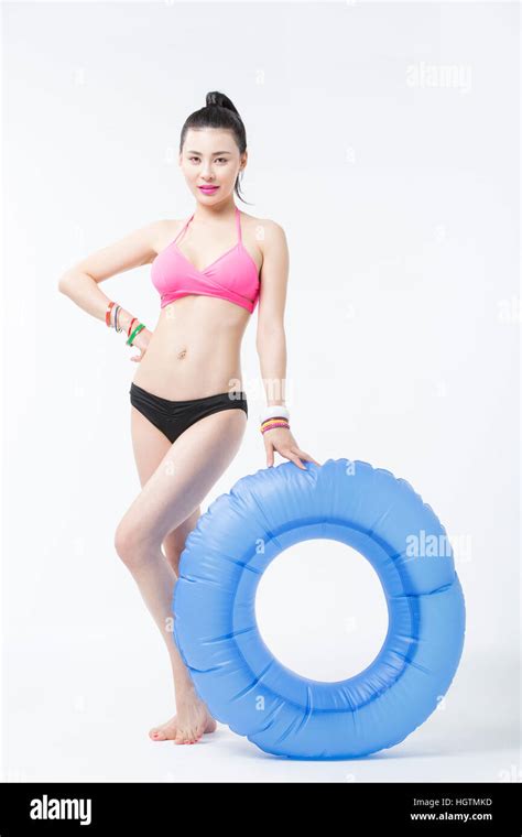 Junge Schlanke Frau Im Bikini Posieren Mit Einem Schlauch Stockfotografie Alamy