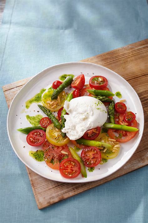 Burrata mit grünem Spargel und Tomaten Bild kaufen 12577271 Image