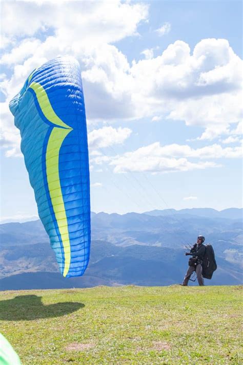 How to Launch a Paraglider – Three Techniques to Master - adventuro