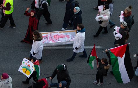 Multitudinaria Manifestaci N En Pamplona Para Parar El Genocidio En Gaza