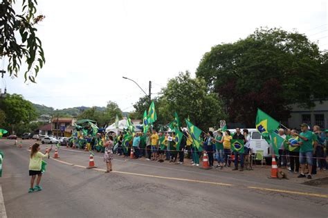 Fotos Manifestantes Permanecem Em Frente Ao Bib Gaz Not Cias De