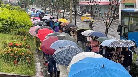 基隆市民廣場篩檢站供快篩陽領藥 大批民眾冒雨排隊畫面曝｜四季線上4gtv