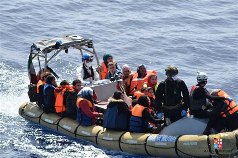 Migranti Si Rovescia Barcone Con 500 Persone Al Largo Della Libia