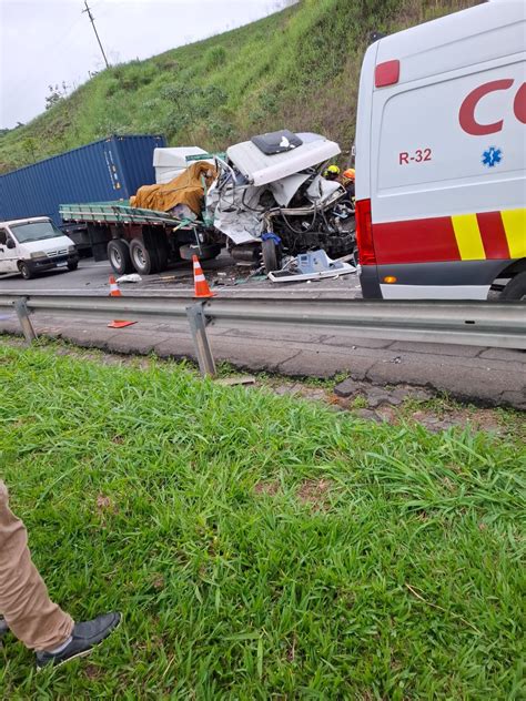 Motorista Fica Preso S Ferragens Em Acidente Entre Duas Carretas Na