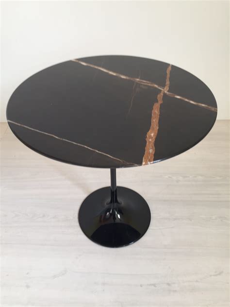 Tavolino Tulipano Con Piano Marmo Sahara Noir Instant Design