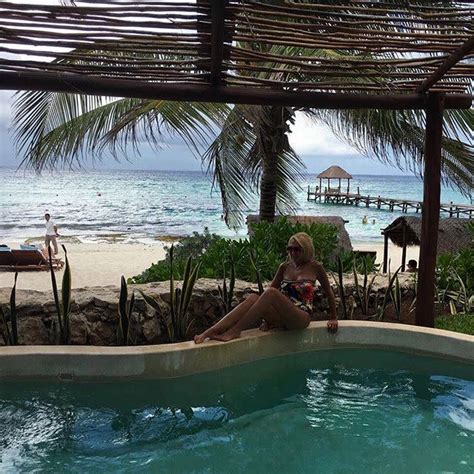 Laura Bozzo no se cansa de presumir de su figura en bikini a sus 64 años mirala cómo se ve