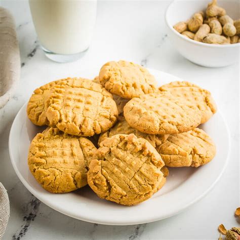 Chewy Peanut Butter Cookies | RecipeLion.com