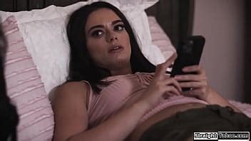 Pequeña morena es follada por su primo XVIDEOS