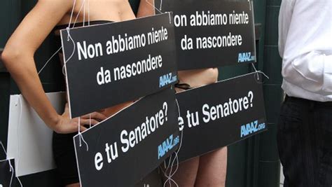 Attivisti Avaaz Protestano Nudi Davanti Al Senato Contro Il Voto Segreto