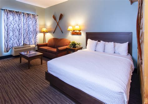 Rooms & Suites - Six Flags Great Escape Lodge