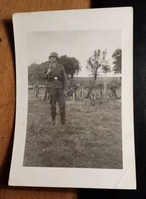 DEUTSCHER SOLDAT IN Uniform Mit Gewehr Soldaten Wohl II Weltkrieg