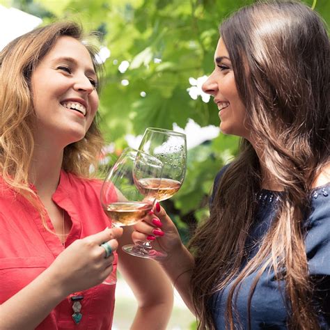 10 Wine Tasting Party Game Ideas To Play As You Sip