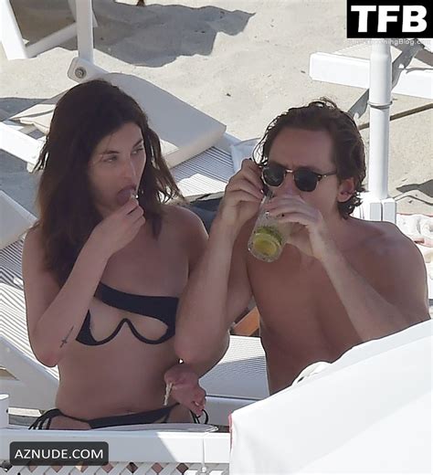 Rainey Qualley Sexy Seen Flaunting Her Hot Figure Wearing A Bikini With Lewis Pullman In