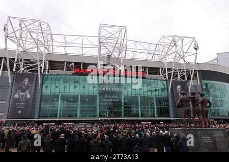 La Procession Fun Raire De Sir Bobby Charlton Passe Old Trafford