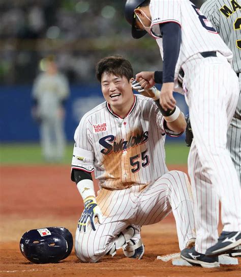 セcsファイナル＜ヤ・神＞7回、村上のボテボテの当たりを浜地が一塁へ悪送球、満塁から走者一掃の“逆転打”となり苦笑い（撮影・村上 大輔