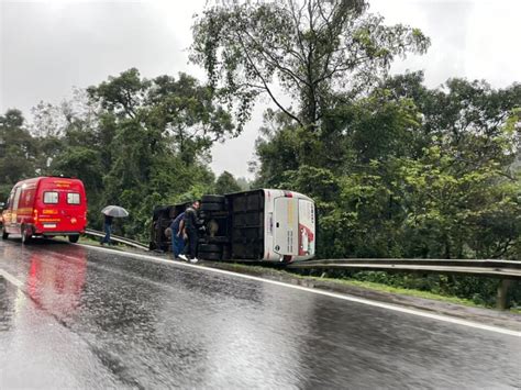 Micro ônibus tomba na ERS 122 em Caxias Spaço FM 100 9 Farroupilha