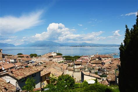 Panorama Surpreendente Do Castelo De Desenzano No Lago Garda Os