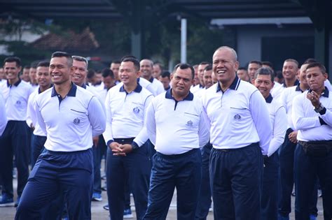 AWALI TAHUN 2024 PRAJURIT PETARUNG PASMAR 1 IKUTI OLAHRAGA BERSAMA