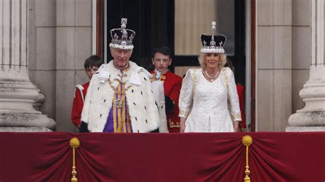 Re Carlo Sul Balcone Di Buckingham Palace Con Tutta O Quasi La