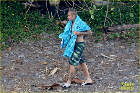 Justin Bieber Towels Off His Shirtless Body In Hawaii Photo