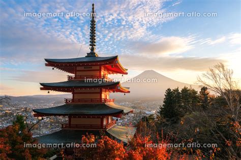 山梨県富士吉田市 秋の新倉山浅間公園から見る夕暮れの富士山と忠霊塔の写真素材 210186531 イメージマート