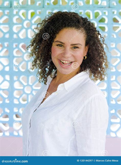 Mujer Mezclada Afro Latina Hermosa Y Feliz Joven En Su Sonrisa S Alegre Y El Planteamiento De
