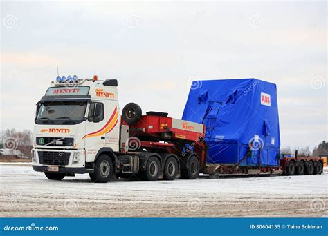 El Remolque Blanco De Volvo FH16 Semi Acarrea La Carga Ancha En